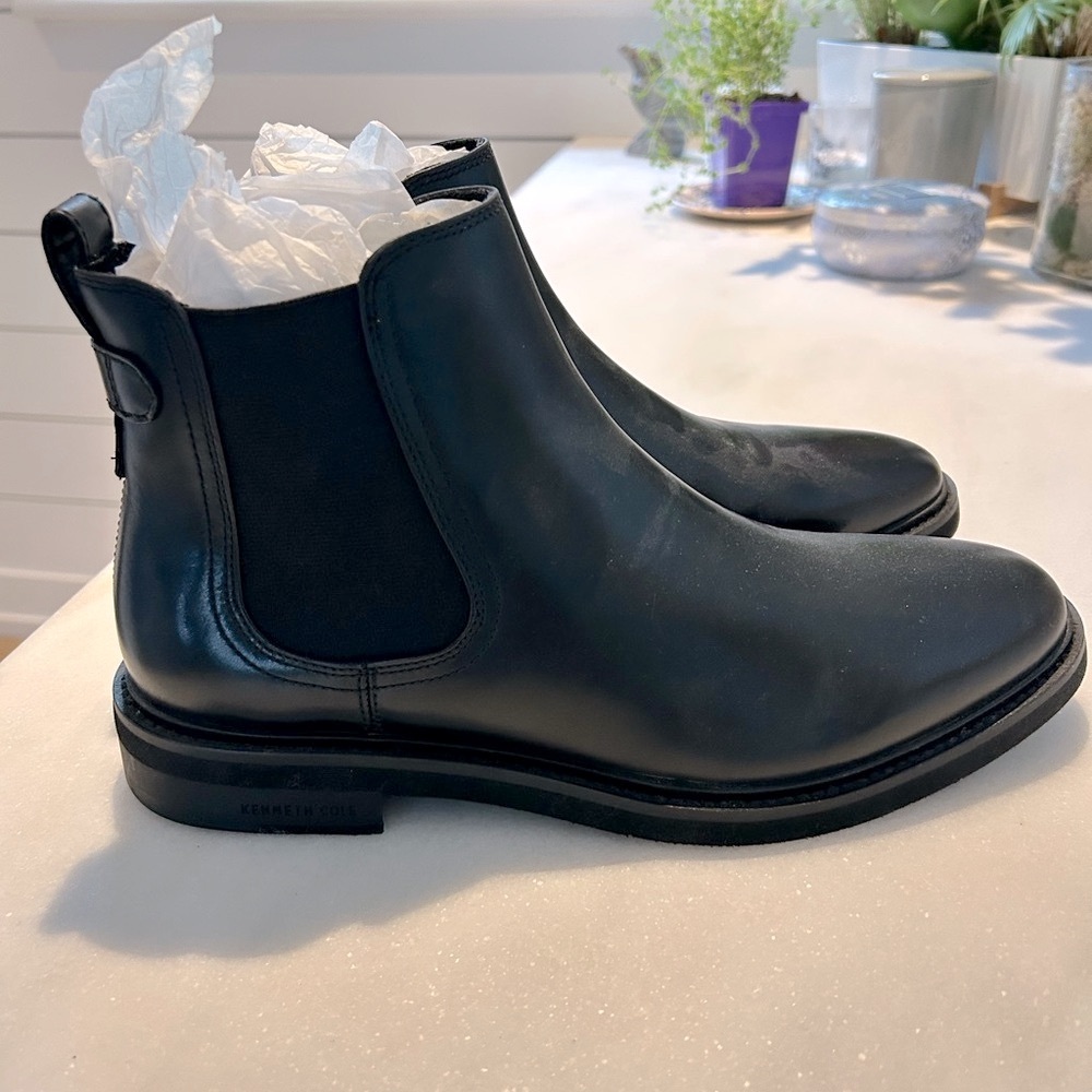 Kenneth Cole Black Chelsea Boots Sleek Design
Men size 9